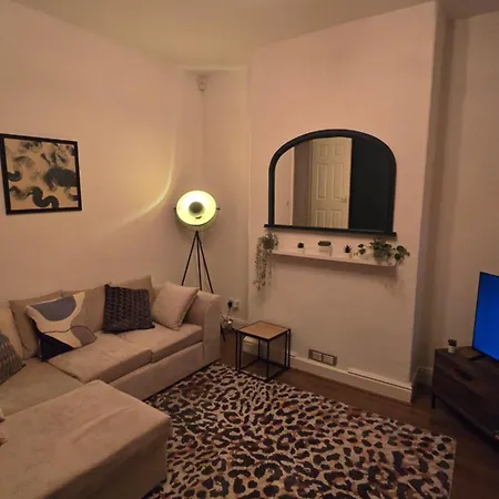 Cosy 3 Bedroom, 5 Bed House! Holiday home *