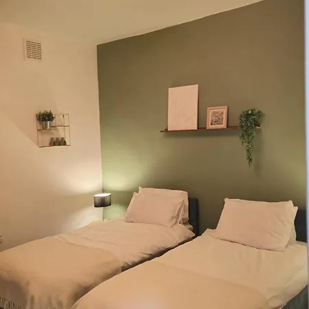 Cosy 3 Bedroom, 5 Bed House! *