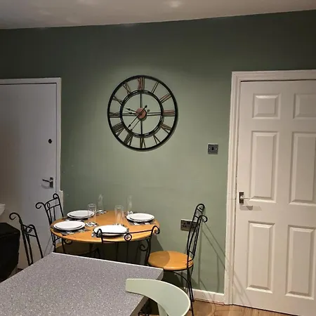 Cosy 3 Bedroom, 5 Bed House! * Leeds (West Yorkshire)