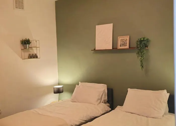 Cosy 3 Bedroom, 5 Bed House! *