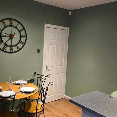 Cosy 3 Bedroom, 5 Bed House!