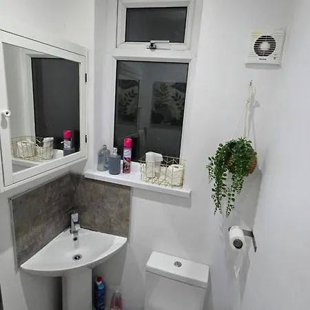 Cosy 3 Bedroom, 5 Bed House! בית נופש