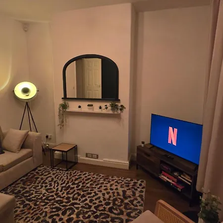 Cosy 3 Bedroom, 5 Bed House! * לידס
