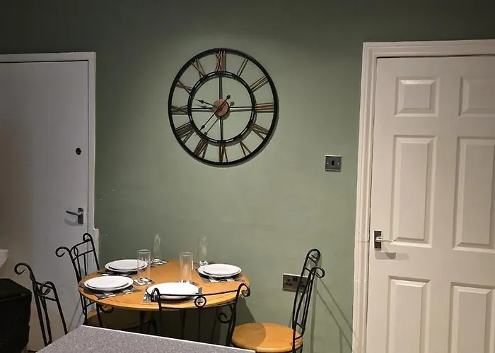 Cosy 3 Bedroom, 5 Bed House! * Leeds (West Yorkshire)